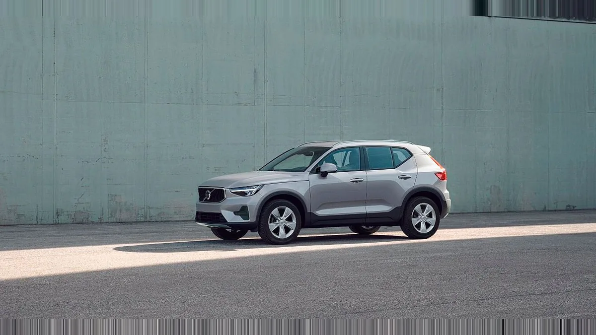 Volvo XC40 2.0 B3 Core G Auto en renting en Málaga — Lateral