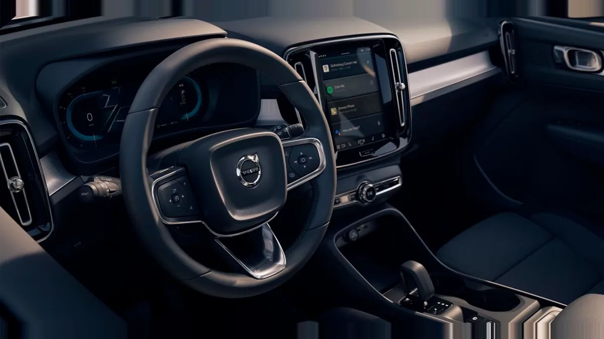 Volvo XC40 2.0 B3 Core G Auto en renting en Málaga — Interior